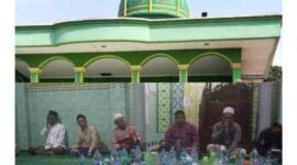Masjid Baiturrahim dan para jama'ah 