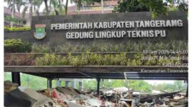 Tumpukan puing bangunan yang tidak elok dipandang mata.