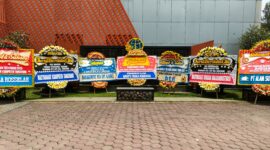 Beberapa karangan bunga di halaman ATR BPN.