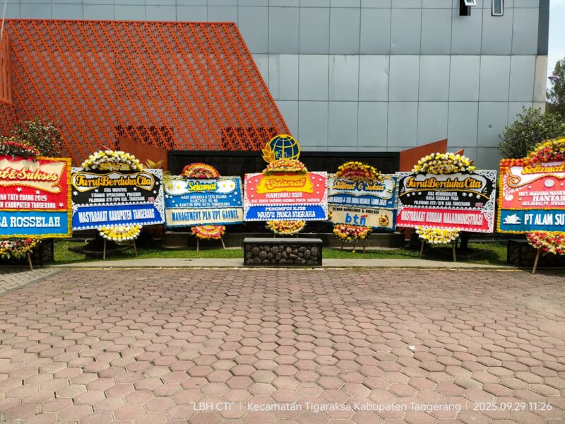 Beberapa karangan bunga di halaman ATR BPN.