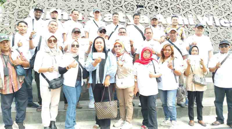 Sesi foto bersama dengan beberapa staf.