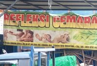 Spanduk berkedok refleksi.