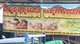 Spanduk berkedok refleksi.