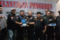 Penyerahan Surat Keputusan DPAC BPPKB Pasar Kemis kepada ketua terpilih Ibrahim Bojay.