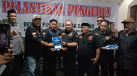 Penyerahan Surat Keputusan DPAC BPPKB Pasar Kemis kepada ketua terpilih Ibrahim Bojay.