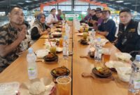 Sesi foto bersama SMSI Kabupaten Tangerang, sedang melakukan buka bersama di Food Mosphere Palem Semi.