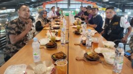 Sesi foto bersama SMSI Kabupaten Tangerang, sedang melakukan buka bersama di Food Mosphere Palem Semi.