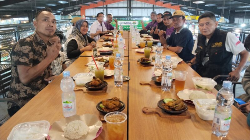 Sesi foto bersama SMSI Kabupaten Tangerang, sedang melakukan buka bersama di Food Mosphere Palem Semi.