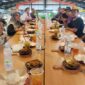Sesi foto bersama SMSI Kabupaten Tangerang, sedang melakukan buka bersama di Food Mosphere Palem Semi.