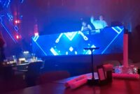 DJ sedang mainkan musik, saat umat muslim mempersiapkan sahur pada bulan ramadhan.