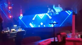 DJ sedang mainkan musik, saat umat muslim mempersiapkan sahur pada bulan ramadhan.