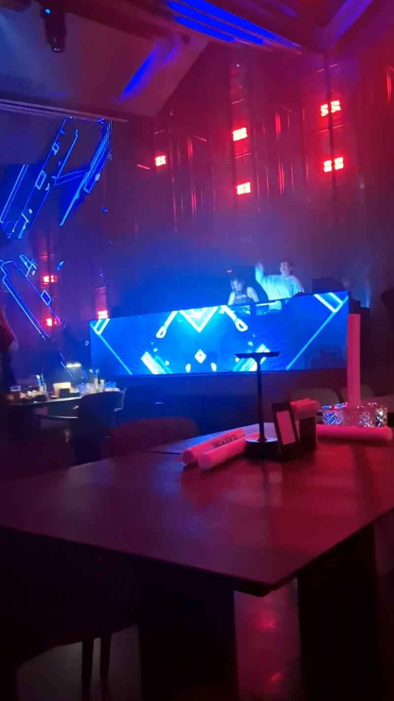 DJ sedang mainkan musik, saat umat muslim mempersiapkan sahur pada bulan ramadhan.