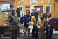 Sesi foto bersama Dinsos, Trantib, PMS dan nenek yang diduga hilang ingatan.