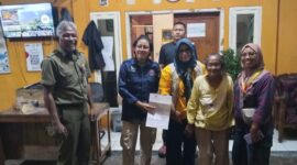 Sesi foto bersama Dinsos, Trantib, PMS dan nenek yang diduga hilang ingatan.