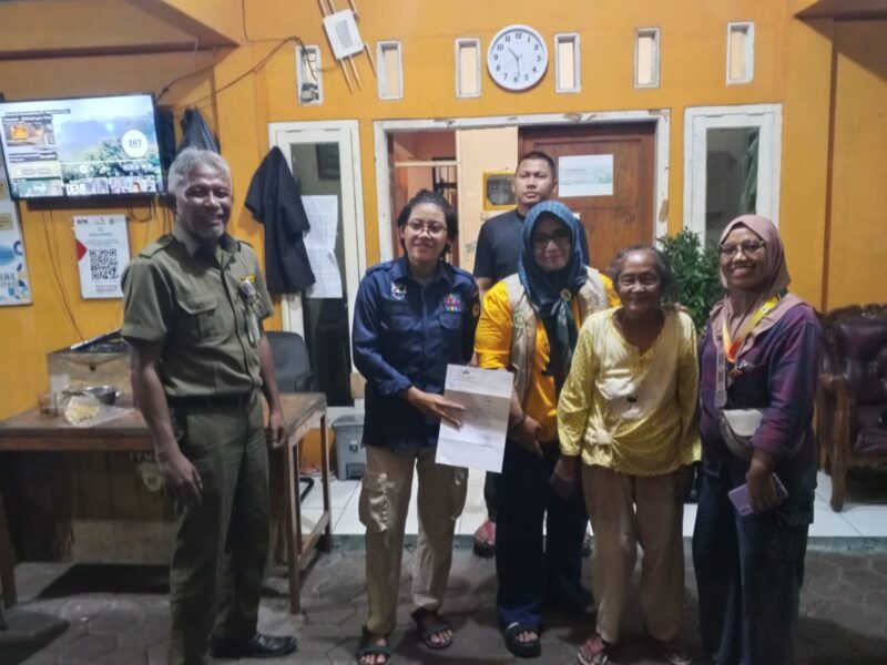 Sesi foto bersama Dinsos, Trantib, PMS dan nenek yang diduga hilang ingatan.