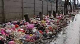 Tumpuk sampah di samping jalan Salembaran.