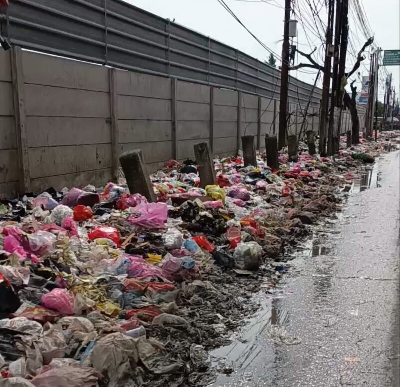 Tumpuk sampah di samping jalan Salembaran.