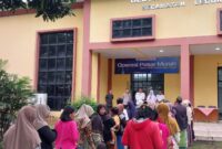 Warga sedang mengantri sembako di Kecamatan Legok.