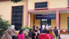 Warga sedang mengantri sembako di Kecamatan Legok.