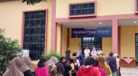 Warga sedang mengantri sembako di Kecamatan Legok.