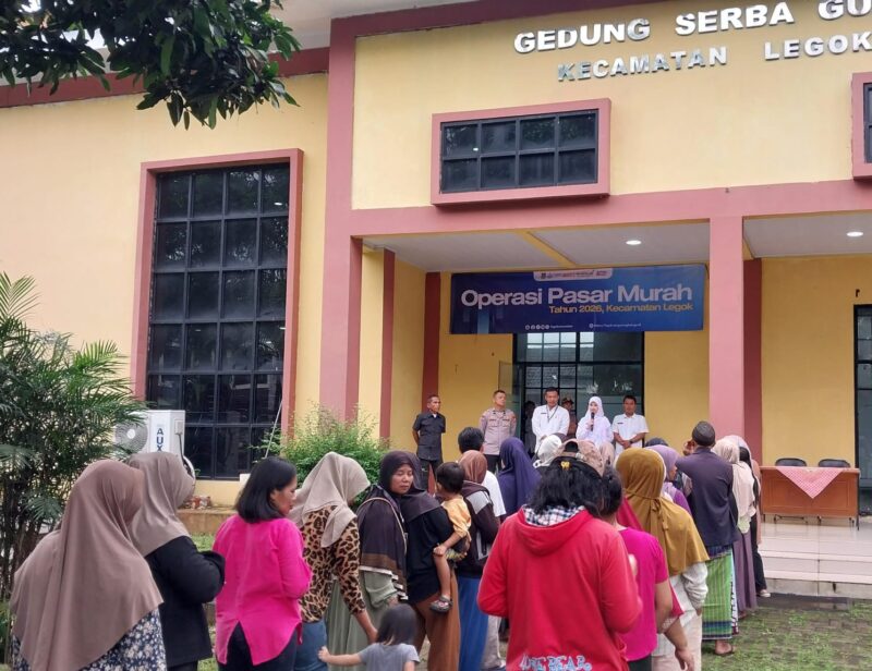 Warga sedang mengantri sembako di Kecamatan Legok.