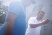 Lurah Cimone Jaya saat mendatangi proyek Indomaret yang diduga belum ada PBG.