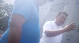 Lurah Cimone Jaya saat mendatangi proyek Indomaret yang diduga belum ada PBG.