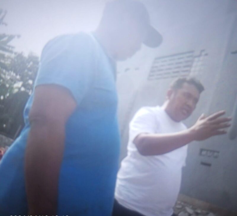 Lurah Cimone Jaya saat mendatangi proyek Indomaret yang diduga belum ada PBG.