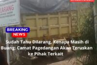 Truck sampah yang di tutup terpal biru, diduga membuang sampah di TPS ilegal.