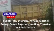 Truck sampah yang di tutup terpal biru, diduga membuang sampah di TPS ilegal.