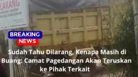 Truck sampah yang di tutup terpal biru, diduga membuang sampah di TPS ilegal.