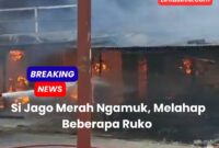 Si jago merah melahap beberapa ruko samping Lapangan porci Cibodas.