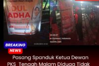 Spanduk yang diduga tidak berizin terpasang di trotoar taman pisang.