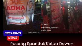 Spanduk yang diduga tidak berizin terpasang di trotoar taman pisang.