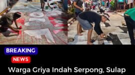 Warga Griya Indah Serpong sedang melukis jalan menjadi perlombaan.