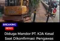 Escavator dan pipa PDAM yang memakan bahu jalan.