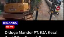 Escavator dan pipa PDAM yang memakan bahu jalan.